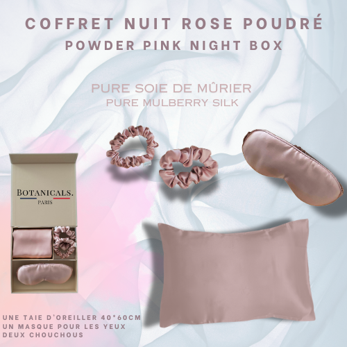 De gauche à droite: 
Un coffret ouvert Botanicals comprenant une taie oreiller, deux chouchous et un masque pour les yeux. Tout les produits sont en pure soie de murier et de couleur rose poudré